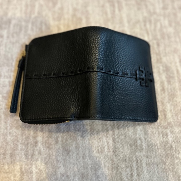 Tory Burch McGraw Pebbled Leather Bucket Bag and Matching Wallet - Picture 16 of 16